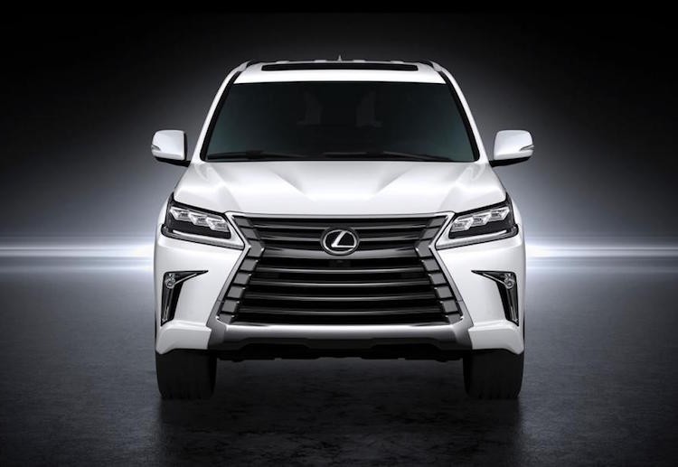 Đúng như những hình ảnh rò rỉ,  Lexus LX 570 2016 có thiết kế phần đầu hoàn toàn mới với lưới tản nhiệt Spindle Grille và đèn pha sắc sảo hơn.